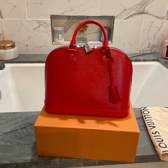 EUC Louis Vuitton Alma PM Epi leather “Cocquelicot” with crossbody strap red - Picture 2 of 16